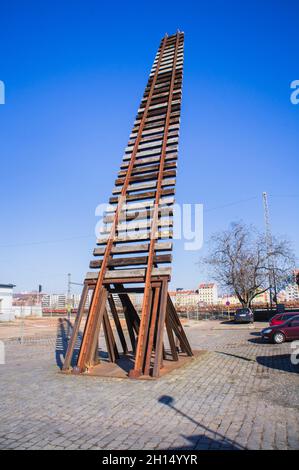 La porte de l'infini Grande sculpture d'Ales Vesely, en forme de chemin de fer pour le ciel, qui est aussi un symbole de l'échelle de Jacob, le 28 février Banque D'Images