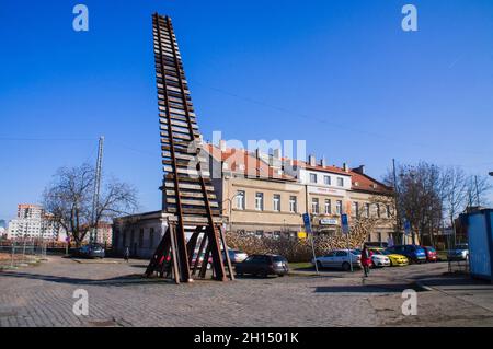 La porte de l'infini Grande sculpture d'Ales Vesely, en forme de chemin de fer pour le ciel, qui est aussi un symbole de l'échelle de Jacob, le 28 février Banque D'Images