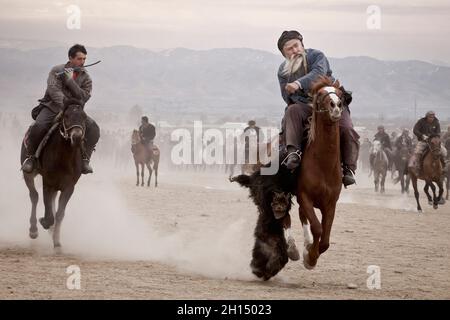 Nasriddin Hissor, 5 fois champion soviétique de buzkashi, sort de la mêlée avec le buz.Contrairement à de nombreux autres sports, les joueurs âgés qui ont le plus d'expérience sont souvent les meilleurs et les plus respectés Banque D'Images