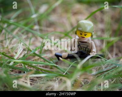 Chernihiv, Ukraine, 13 juillet 2021.Une figure d'une fille soldat avec un fusil parmi les plantes.Rédactionnel. Banque D'Images