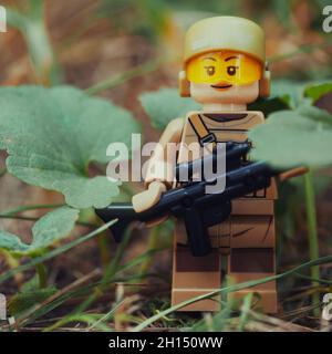 Chernihiv, Ukraine, 13 juillet 2021.Une figure d'une fille soldat avec un fusil parmi les plantes.Rédactionnel. Banque D'Images