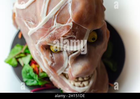 Des aliments préparés de façon créative en forme de crâne effrayant, un plat amusant et intéressant servant pour une fête d'halloween, un repas d'horreur Banque D'Images