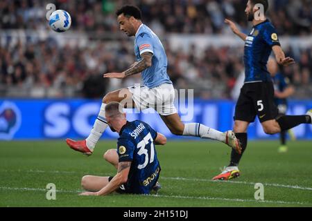 Roma, Italie.16 octobre 2021.Felipe Anderson de SS Lazio et Milan Skriniar de FC Internazionale pendant la série Un match de football entre SS Lazio et FC Internazionale au stade Olimpico à Rome (Italie), le 16 octobre 2021.Photo Antonietta Baldassarre/Insidefoto Credit: Insidefoto srl/Alay Live News Banque D'Images