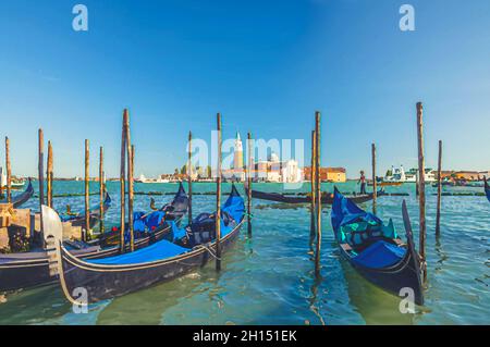 Dessin aquarelle des gondoles amarrées sur l'eau à Venise.Gondoles naviguant dans le bassin de San Marco.Île de San Giorgio Maggiore avec Campani Banque D'Images