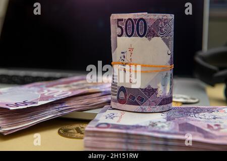 Devise du Qatar Newley a lancé des billets de banque.Qatari Riyal ,Notes,500 sur l'arrière-plan de l'ordinateur portable.Concept commercial et financier Banque D'Images