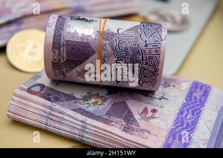 Devise du Qatar Newley a lancé des billets de banque.Qatari Riyal ,Notes,500 sur l'arrière-plan de l'ordinateur portable.Concept commercial et financier Banque D'Images