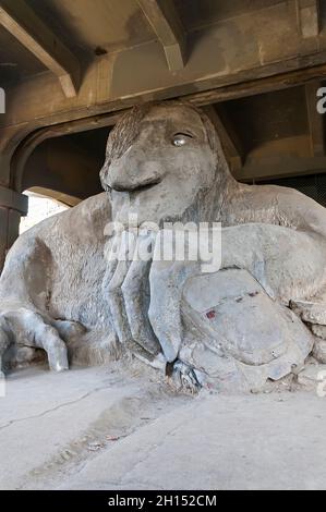 La sculpture de Fremont Troll sous le pont Aurora à Fremont, Washington. Banque D'Images