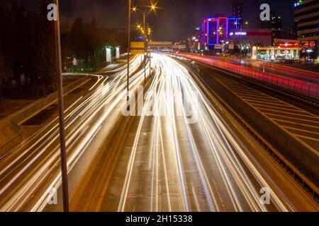 Beylikdüzü,Istanbul,Turquie-juin-mardi-2021: Autoroute E5.Trafic intense à la fin de la journée.Technique d'exposition longue Banque D'Images