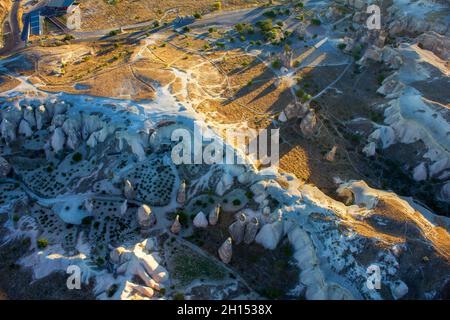 Cappadoce, Nevsehir, Turquie-septembre-2021: Ciel bleu et ballons à air chaud.Cheminées de fées.Connu sous le nom de « Kapadokya » en Turquie Banque D'Images