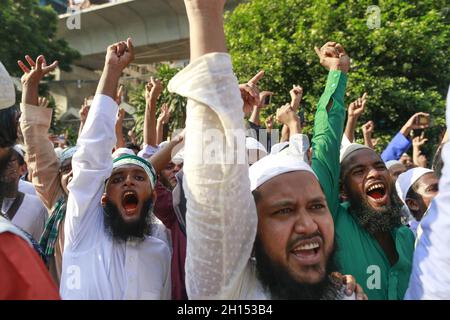 Les membres du parti islamiste Islami Andolan Bangladesh ont crié leur slogan lorsqu'ils se réunissent pour protester devant la mosquée nationale Baitul Mukarram contre la profanation présumée du Coran et le prix élevé des produits essentiels, à Dhaka, au Bangladesh, le 16 octobre 2021.Mercredi, la tension communautaire a éclaté à Cumilla et a conduit à des attaques sur les temples hindous à propos du prétendu déshonneur du Coran dans le cadre des célébrations de Durga Puja.À la suite de l'incident, des temples hindous et des sites de puja ont été vandalisés dans certaines parties du pays.(Photo de Suvra Kanti Das/Sipa USA) Banque D'Images