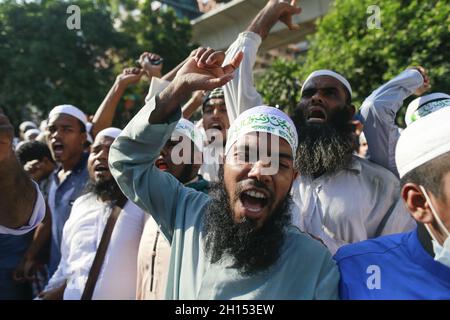 Les membres du parti islamiste Islami Andolan Bangladesh ont crié leur slogan lorsqu'ils se réunissent pour protester devant la mosquée nationale Baitul Mukarram contre la profanation présumée du Coran et le prix élevé des produits essentiels, à Dhaka, au Bangladesh, le 16 octobre 2021.Mercredi, la tension communautaire a éclaté à Cumilla et a conduit à des attaques sur les temples hindous à propos du prétendu déshonneur du Coran dans le cadre des célébrations de Durga Puja.À la suite de l'incident, des temples hindous et des sites de puja ont été vandalisés dans certaines parties du pays.(Photo de Suvra Kanti Das/Sipa USA) Banque D'Images