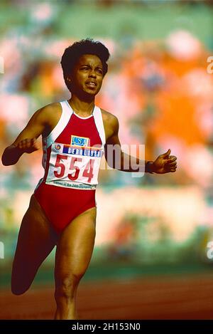 Evelyn Ashford (États-Unis) en compétition dans les 100 mètres féminins chauffe aux Jeux olympiques d'été de 1988. Banque D'Images