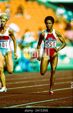 Evelyn Ashford (États-Unis) en compétition dans les 100 mètres féminins chauffe aux Jeux olympiques d'été de 1988. Banque D'Images