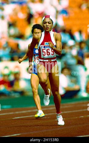 Florence Griffith-Joyner (Etats-Unis) en compétition dans les 100 mètres féminins chauffe aux Jeux Olympiques d'été 1988. Banque D'Images