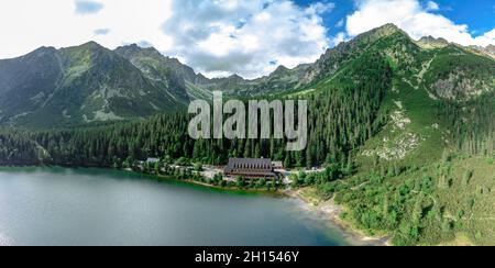 Vue panoramique sur le lac de Poprad (Popradske pleso), une destination célèbre dans le parc national des Hautes Tatras, Slovaquie Banque D'Images