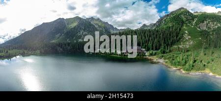 Vue panoramique sur le lac de Poprad (Popradske pleso), une destination célèbre dans le parc national des Hautes Tatras, Slovaquie Banque D'Images