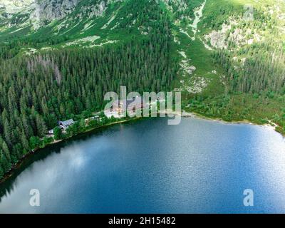 Vue panoramique sur le lac de Poprad (Popradske pleso), une destination célèbre dans le parc national des Hautes Tatras, Slovaquie Banque D'Images