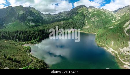 Vue panoramique sur le lac de Poprad (Popradske pleso), une destination célèbre dans le parc national des Hautes Tatras, Slovaquie Banque D'Images