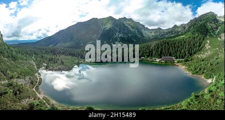 Vue panoramique sur le lac de Poprad (Popradske pleso), une destination célèbre dans le parc national des Hautes Tatras, Slovaquie Banque D'Images