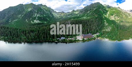 Vue panoramique sur le lac de Poprad (Popradske pleso), une destination célèbre dans le parc national des Hautes Tatras, Slovaquie Banque D'Images