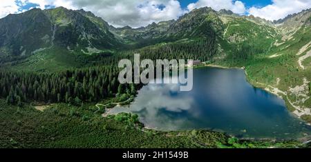 Vue panoramique sur le lac de Poprad (Popradske pleso), une destination célèbre dans le parc national des Hautes Tatras, Slovaquie Banque D'Images