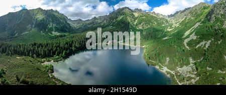 Vue panoramique sur le lac de Poprad (Popradske pleso), une destination célèbre dans le parc national des Hautes Tatras, Slovaquie Banque D'Images