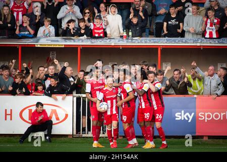 Exeter, Royaume-Uni.16 octobre 2021.Sam Nombe de la ville d'Exeter (10) fête avec ses coéquipiers après avoir mis ses équipes au deuxième but.EFL Skybet football League Two Match, Exeter City v Newport County au St.James Park à Exeter, Devon, le samedi 16 octobre 2021. Cette image ne peut être utilisée qu'à des fins éditoriales.Utilisation éditoriale uniquement, licence requise pour une utilisation commerciale.Aucune utilisation dans les Paris, les jeux ou les publications d'un seul club/ligue/joueur. photo par crédit : Andrew Orchard sports photographie/Alay Live News Banque D'Images