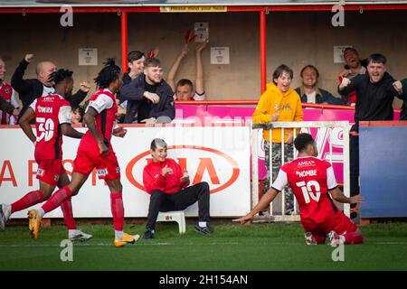 Exeter, Royaume-Uni.16 octobre 2021.Sam Nombe de la ville d'Exeter (10) fête avec ses coéquipiers après avoir mis ses équipes au deuxième but.EFL Skybet football League Two Match, Exeter City v Newport County au St.James Park à Exeter, Devon, le samedi 16 octobre 2021. Cette image ne peut être utilisée qu'à des fins éditoriales.Utilisation éditoriale uniquement, licence requise pour une utilisation commerciale.Aucune utilisation dans les Paris, les jeux ou les publications d'un seul club/ligue/joueur. photo par crédit : Andrew Orchard sports photographie/Alay Live News Banque D'Images