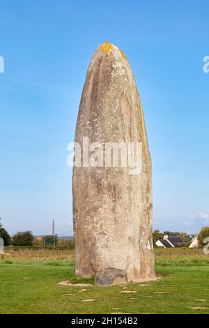 Le menhir champ-Dolent est situé à Dol-de-Bretagne.Avec sa hauteur de 9,30 m, il est l'un des plus hauts menhirs de Bretagne. Banque D'Images