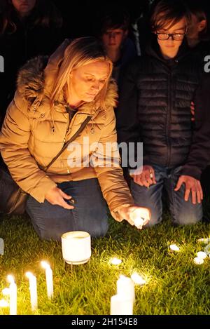 Les gens ont pris une veillée aux chandelles au terrain de loisirs de Belfoires, près de l'église méthodiste de Belfoires, dans Eastwood Road North, à Leigh-on-Sea, dans l'Essex, où le député conservateur Sir David Amess est décédé après avoir été poignardé plusieurs fois lors d'une opération de circonscription, vendredi.Date de la photo: Samedi 16 octobre 2021. Banque D'Images