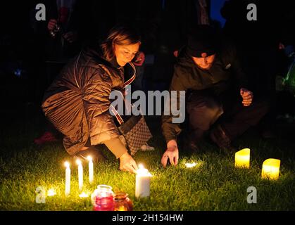 Les gens ont pris une veillée aux chandelles au terrain de loisirs de Belfoires, près de l'église méthodiste de Belfoires, dans Eastwood Road North, à Leigh-on-Sea, dans l'Essex, où le député conservateur Sir David Amess est décédé après avoir été poignardé plusieurs fois lors d'une opération de circonscription, vendredi.Date de la photo: Samedi 16 octobre 2021. Banque D'Images