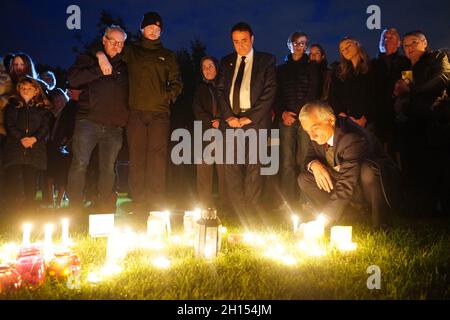 Les gens ont pris une veillée aux chandelles au terrain de loisirs de Belfoires, près de l'église méthodiste de Belfoires, dans Eastwood Road North, à Leigh-on-Sea, dans l'Essex, où le député conservateur Sir David Amess est décédé après avoir été poignardé plusieurs fois lors d'une opération de circonscription, vendredi.Date de la photo: Samedi 16 octobre 2021. Banque D'Images