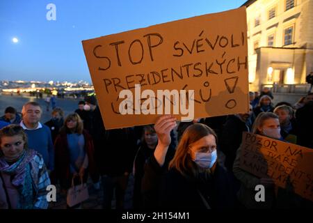 Prague, République tchèque.16 octobre 2021.Une protestation contre le comportement des fonctionnaires du Bureau du Président de la République à l'occasion de l'hospitalisation du Président Milos Zeman a eu lieu le 16 octobre 2021 sur la place Hradcany, en face du Château de Prague, en République tchèque.Crédit : Ondrej Deml/CTK photo/Alay Live News Banque D'Images