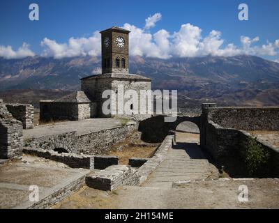 Tour de l'horloge dans le château de Gjirokaster, Albanie. Banque D'Images