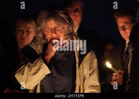 Les gens ont pris une veillée aux chandelles au terrain de loisirs de Belfoires, près de l'église méthodiste de Belfoires, dans Eastwood Road North, à Leigh-on-Sea, dans l'Essex, où le député conservateur Sir David Amess est décédé après avoir été poignardé plusieurs fois lors d'une opération de circonscription, vendredi.Date de la photo: Samedi 16 octobre 2021. Banque D'Images