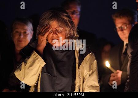 Les gens ont pris une veillée aux chandelles au terrain de loisirs de Belfoires, près de l'église méthodiste de Belfoires, dans Eastwood Road North, à Leigh-on-Sea, dans l'Essex, où le député conservateur Sir David Amess est décédé après avoir été poignardé plusieurs fois lors d'une opération de circonscription, vendredi.Date de la photo: Samedi 16 octobre 2021. Banque D'Images
