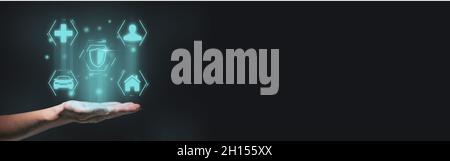 Concept d'assurance maladie, voiture, immobilier, personne dans un design futuriste d'hologramme au-dessus de la main. Banque D'Images