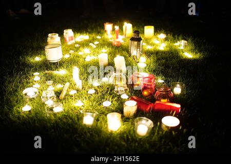 Une veillée aux chandelles au terrain de loisirs de Belfoires, près de l'église méthodiste de Belfoires, dans Eastwood Road North, Leigh-on-Sea, Essex, où le député conservateur Sir David Amess est décédé après avoir été poignardé plusieurs fois lors d'une opération de circonscription, vendredi.Date de la photo: Samedi 16 octobre 2021. Banque D'Images