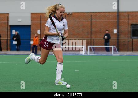 Londres, Royaume-Uni.16 octobre 2021.Lucy Holder (24 Wimbledon) en action lors du match de la ligue de hockey Vitality Womens Premier entre Wimbledon et Beeston à la Raynes Park High School de Londres, en Angleterre.Crédit: SPP Sport presse photo./Alamy Live News Banque D'Images