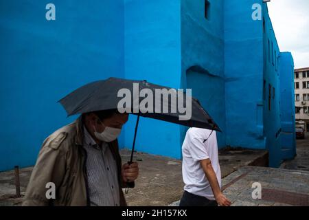 Izmir, Izmir, Turquie.16 octobre 2021.Personnes marchant sous la pluie dans l'avenue historique Anafartalar du quartier Basmane.(Credit image: © Uygar Ozel/ZUMA Press Wire) Credit: ZUMA Press, Inc./Alamy Live News Banque D'Images