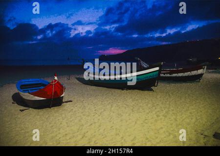Dessin aquarelle de bateaux en bois colorés sur la plage de Nazaré au crépuscule, bateaux de pêche portugais traditionnels à Nazaré sur la côte, ciel spectaculaire, blanc Banque D'Images