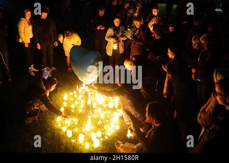Les gens ont pris une veillée aux chandelles au terrain de loisirs de Belfoires, près de l'église méthodiste de Belfoires, dans Eastwood Road North, à Leigh-on-Sea, dans l'Essex, où le député conservateur Sir David Amess est décédé après avoir été poignardé plusieurs fois lors d'une opération de circonscription, vendredi.Date de la photo: Samedi 16 octobre 2021. Banque D'Images