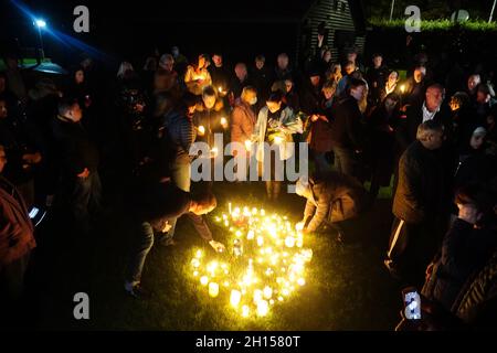 Les gens ont pris une veillée aux chandelles au terrain de loisirs de Belfoires, près de l'église méthodiste de Belfoires, dans Eastwood Road North, à Leigh-on-Sea, dans l'Essex, où le député conservateur Sir David Amess est décédé après avoir été poignardé plusieurs fois lors d'une opération de circonscription, vendredi.Date de la photo: Samedi 16 octobre 2021. Banque D'Images