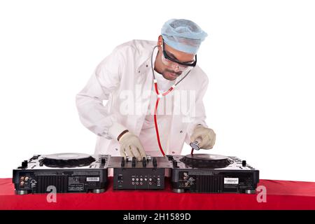 Mad musicien africain singer with stethoscope jouant avec les médecins un DJ music system Banque D'Images