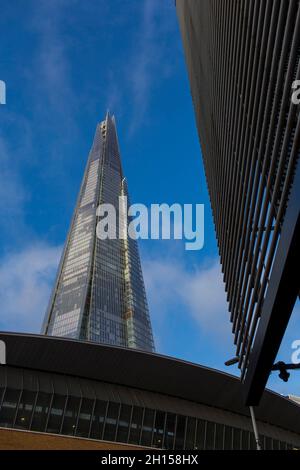 Le Shard, également appelé Shard of Glass, Shard London Bridge et anciennement London Bridge Tower, est un gratte-ciel de 72 étages, conçu par l'architecte italien Renzo Piano, à Southwark, Londres, qui fait partie du développement du quartier Shard.D'une hauteur de 309.6 mètres (1,016 pieds), le Shard est le plus haut bâtiment du Royaume-Uni et le septième plus grand bâtiment d'Europe.C'est aussi la deuxième plus grande structure autoportante du Royaume-Uni, après la tour en béton de la station de transmission Emley Moor. Banque D'Images