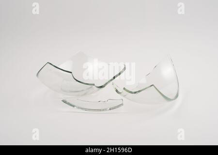 Morceaux de verre cassés sur fond blanc.Gros plan, minimaliste, esthétique. Banque D'Images