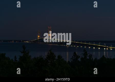 Le pont Mackinaw après le coucher du soleil depuis la péninsule supérieure. Banque D'Images