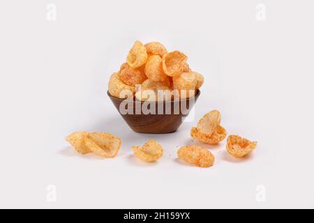 Coupe de lune frite et épicée, Vatka, Katori, frites de lune, en-cas ou fryums (collations pellets) servis dans un bol ou sur fond blanc. Mise au point sélective - image Banque D'Images