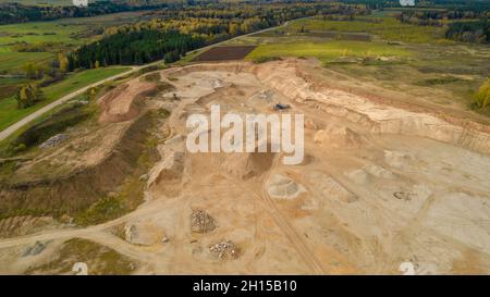 Exploitation minière de gravier à ciel ouvert. De grandes piles de sable et de gravier de construction sont utilisées pour la production et la construction d'asphalte. Carrière de calcaire, exploitation de roches et de pierres Banque D'Images