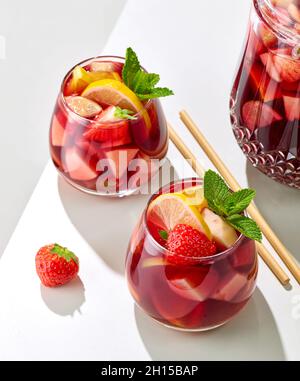 carafe et verres de sangria rouge sur une table de restaurant blanche Banque D'Images